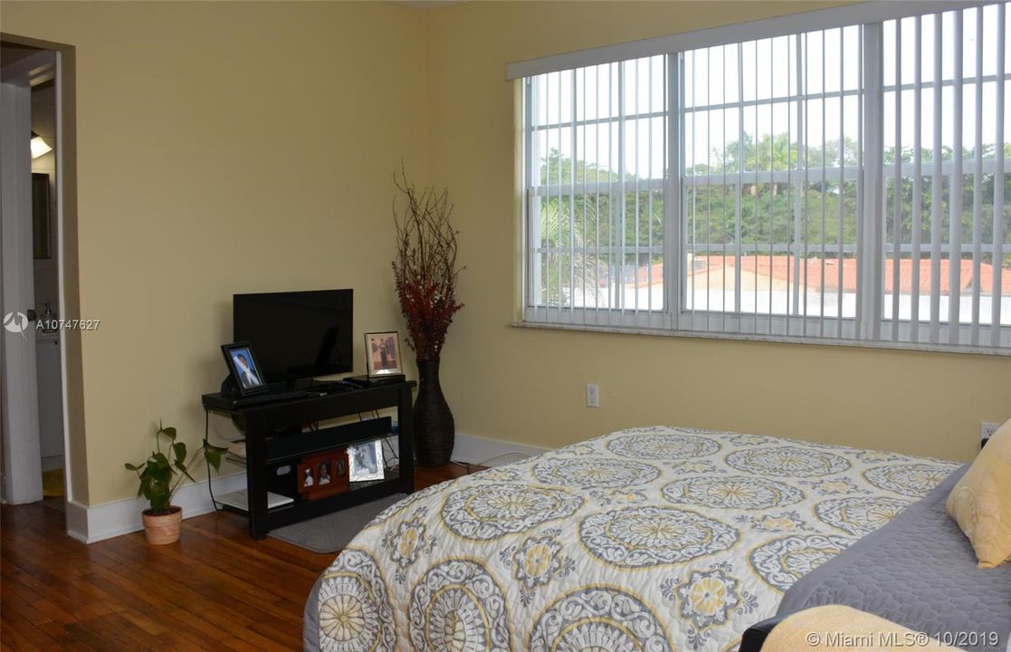 Large studio-Light & Bright-corner unit