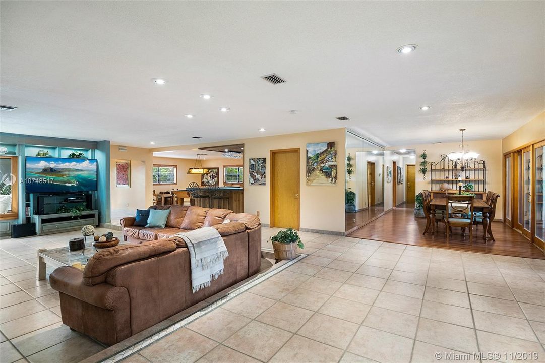 Недавно продано: $1,399,000 (5 спален, 4 ванн, 3740 Квадратных фут)