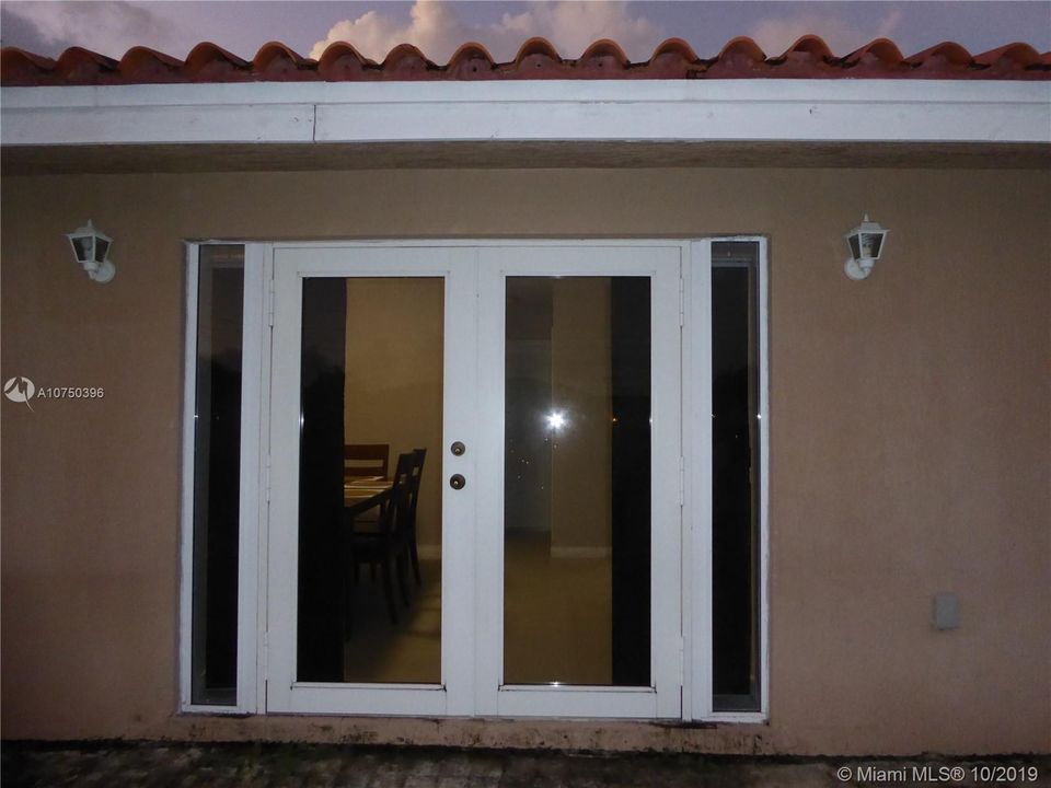 Недавно продано: $395,000 (3 спален, 2 ванн, 1964 Квадратных фут)