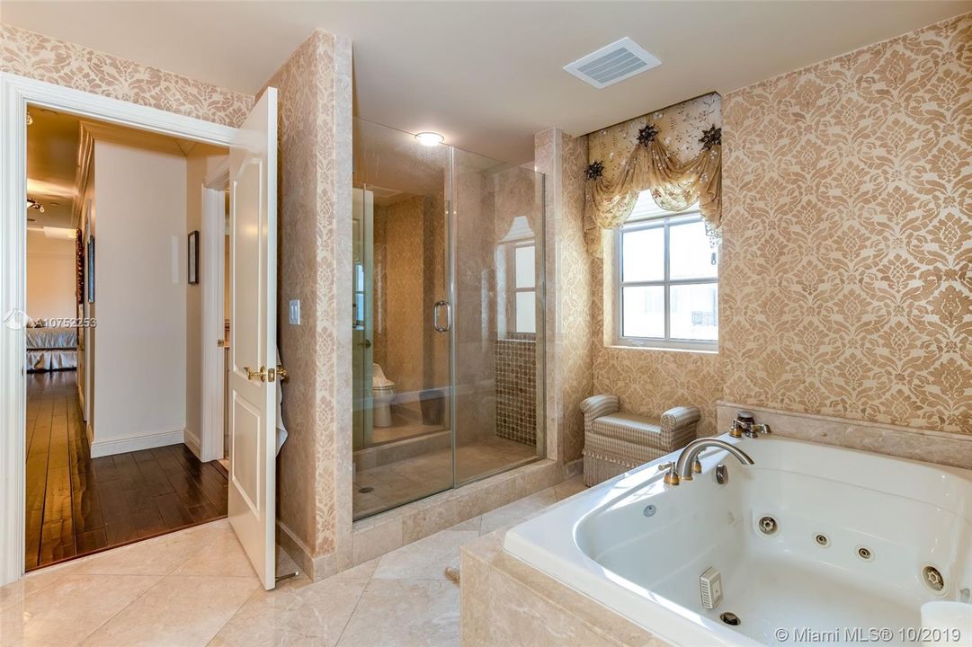 Recently Sold: $3,150,000 (4 beds, 4 baths, 3314 Square Feet)