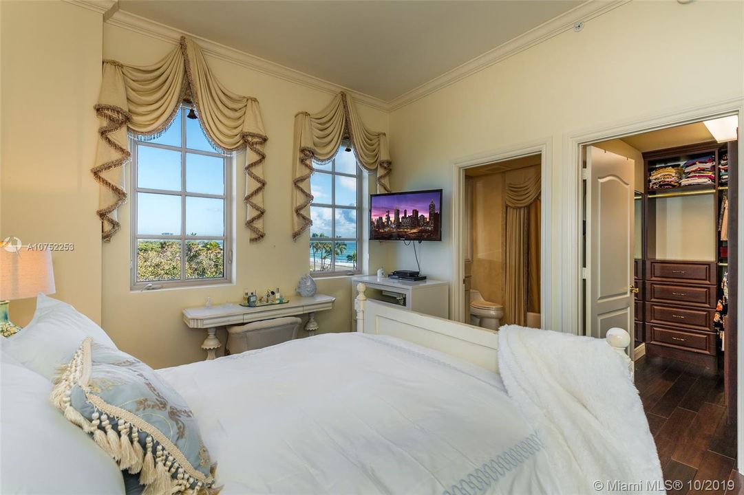 Recently Sold: $3,150,000 (4 beds, 4 baths, 3314 Square Feet)