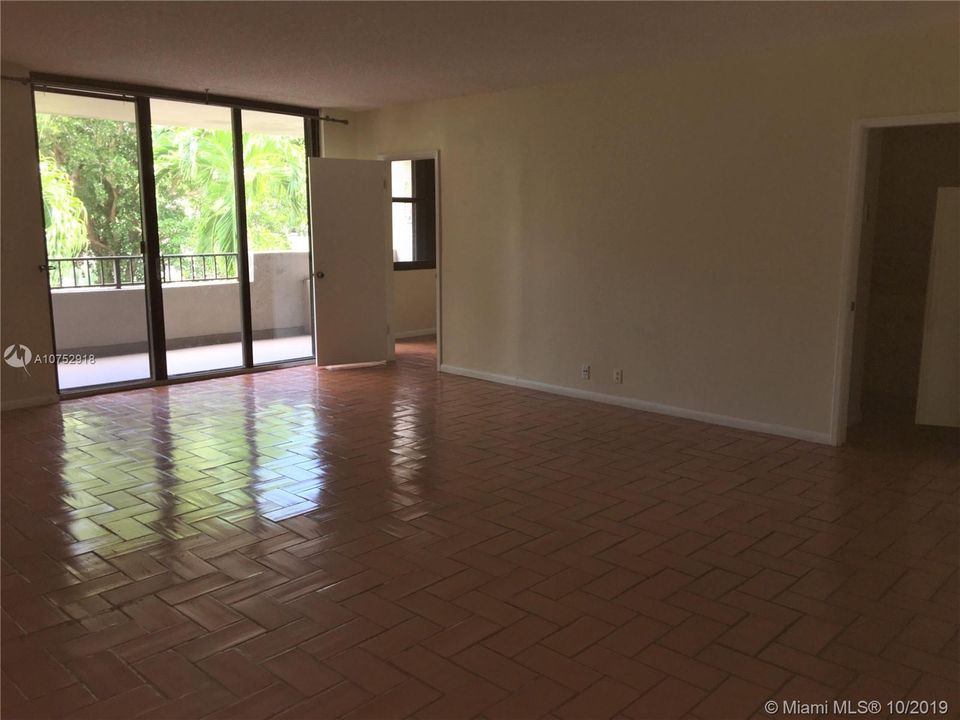 Large liv/din area (3rd bdrm/office/den in corner)