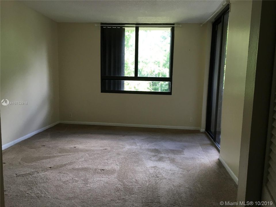 Lg master bdrm leads to balcony