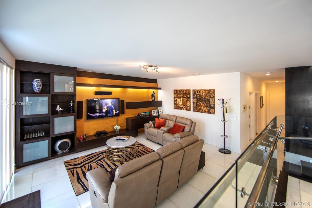 Vendido Recientemente: $1,489,000 (5 camas, 5 baños, 3080 Pies cuadrados)