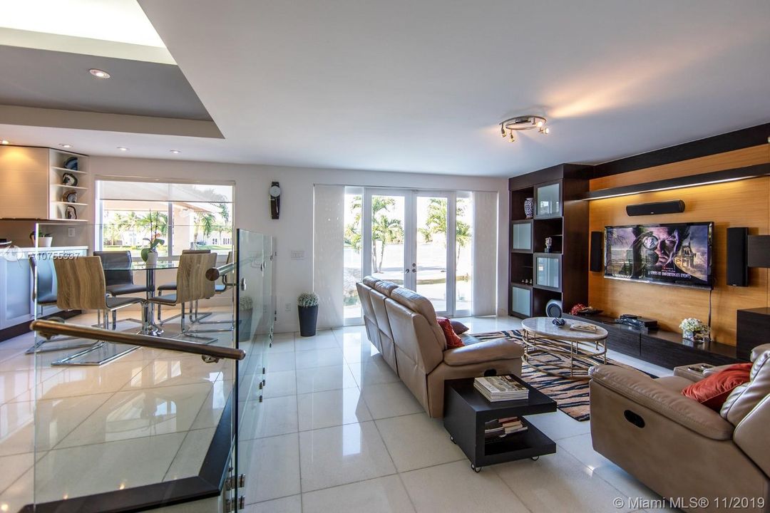 Vendido Recientemente: $1,489,000 (5 camas, 5 baños, 3080 Pies cuadrados)