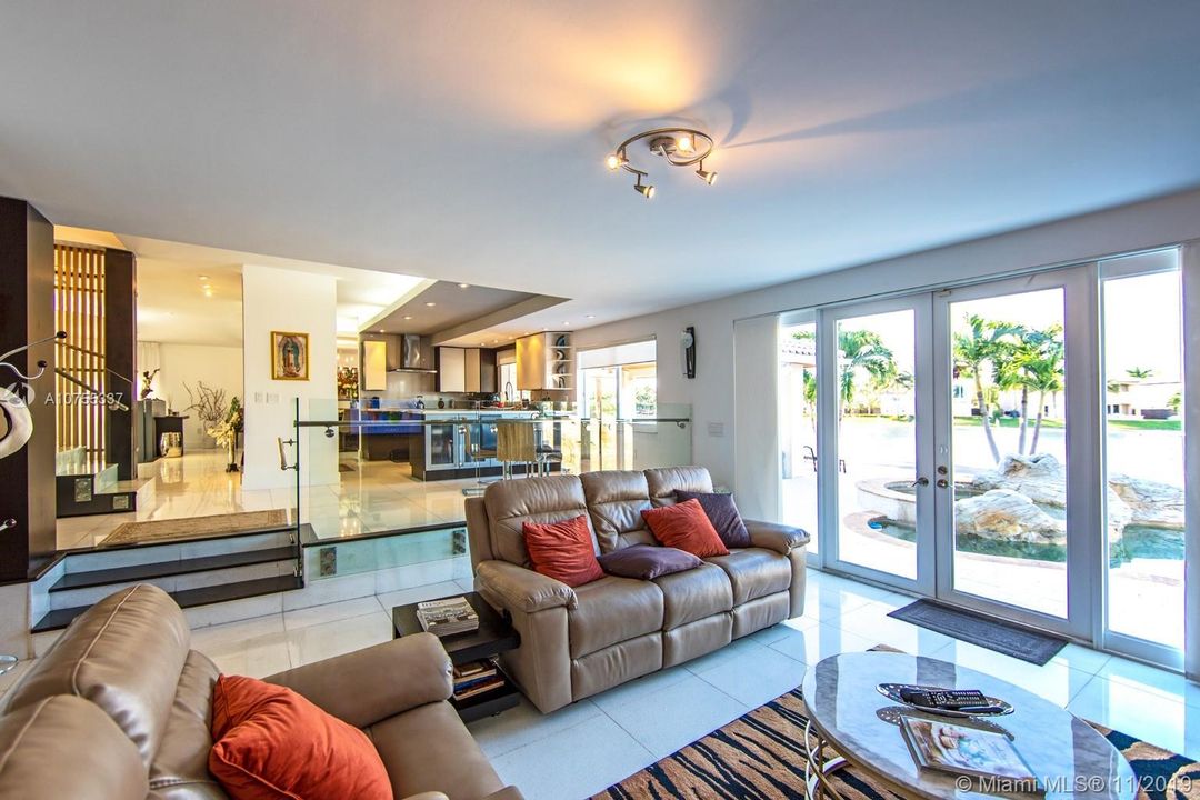 Vendido Recientemente: $1,489,000 (5 camas, 5 baños, 3080 Pies cuadrados)
