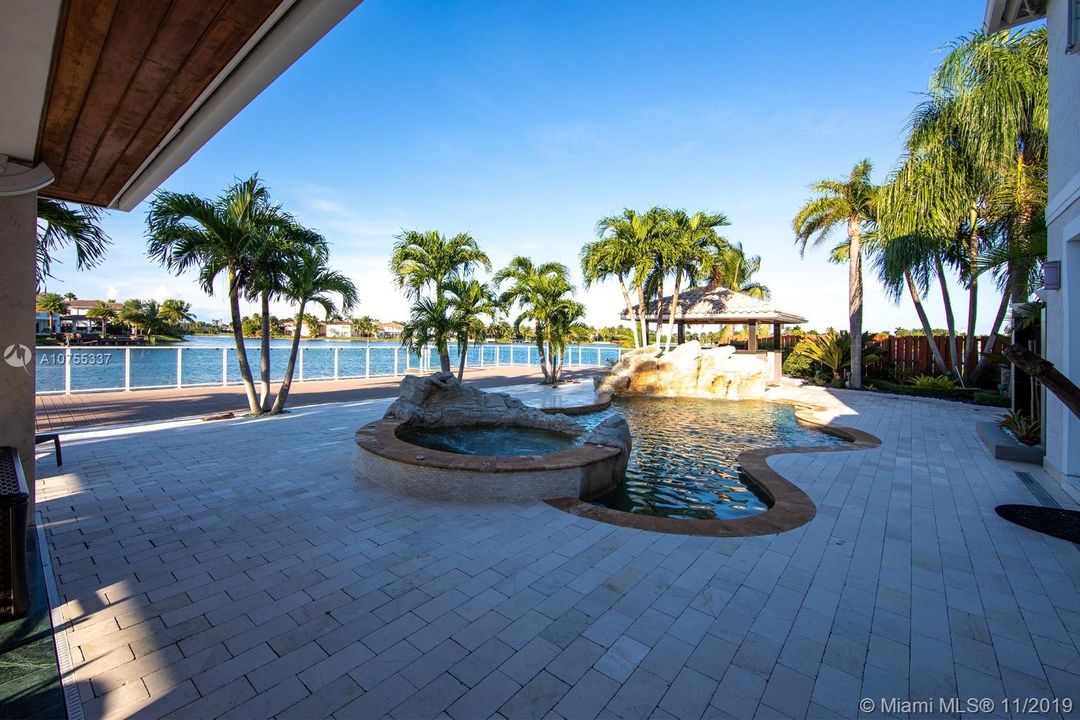 Vendido Recientemente: $1,489,000 (5 camas, 5 baños, 3080 Pies cuadrados)