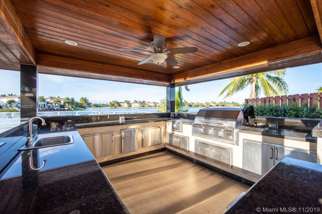 Vendido Recientemente: $1,489,000 (5 camas, 5 baños, 3080 Pies cuadrados)