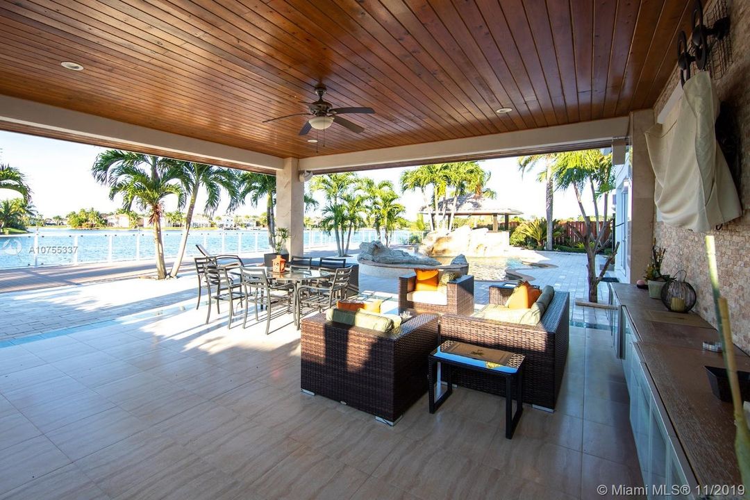 Vendido Recientemente: $1,489,000 (5 camas, 5 baños, 3080 Pies cuadrados)