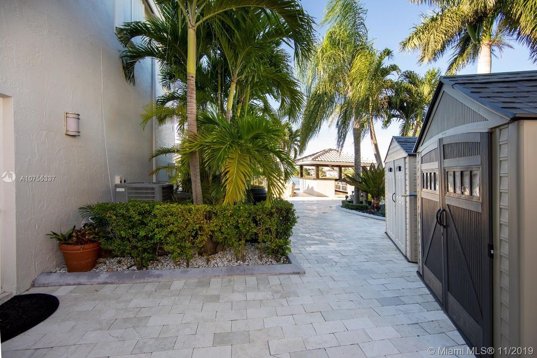 Vendido Recientemente: $1,489,000 (5 camas, 5 baños, 3080 Pies cuadrados)