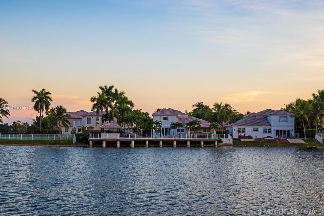 Vendido Recientemente: $1,489,000 (5 camas, 5 baños, 3080 Pies cuadrados)