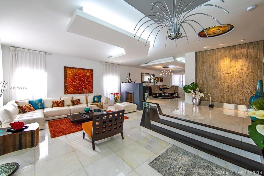 Vendido Recientemente: $1,489,000 (5 camas, 5 baños, 3080 Pies cuadrados)