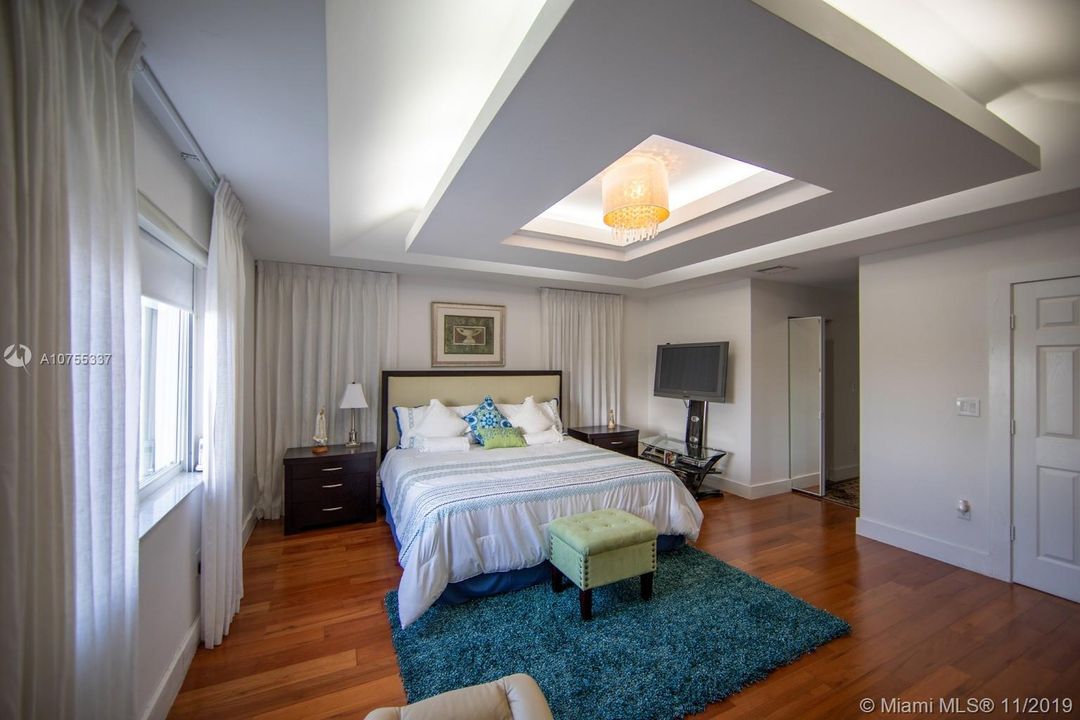 Vendido Recientemente: $1,489,000 (5 camas, 5 baños, 3080 Pies cuadrados)