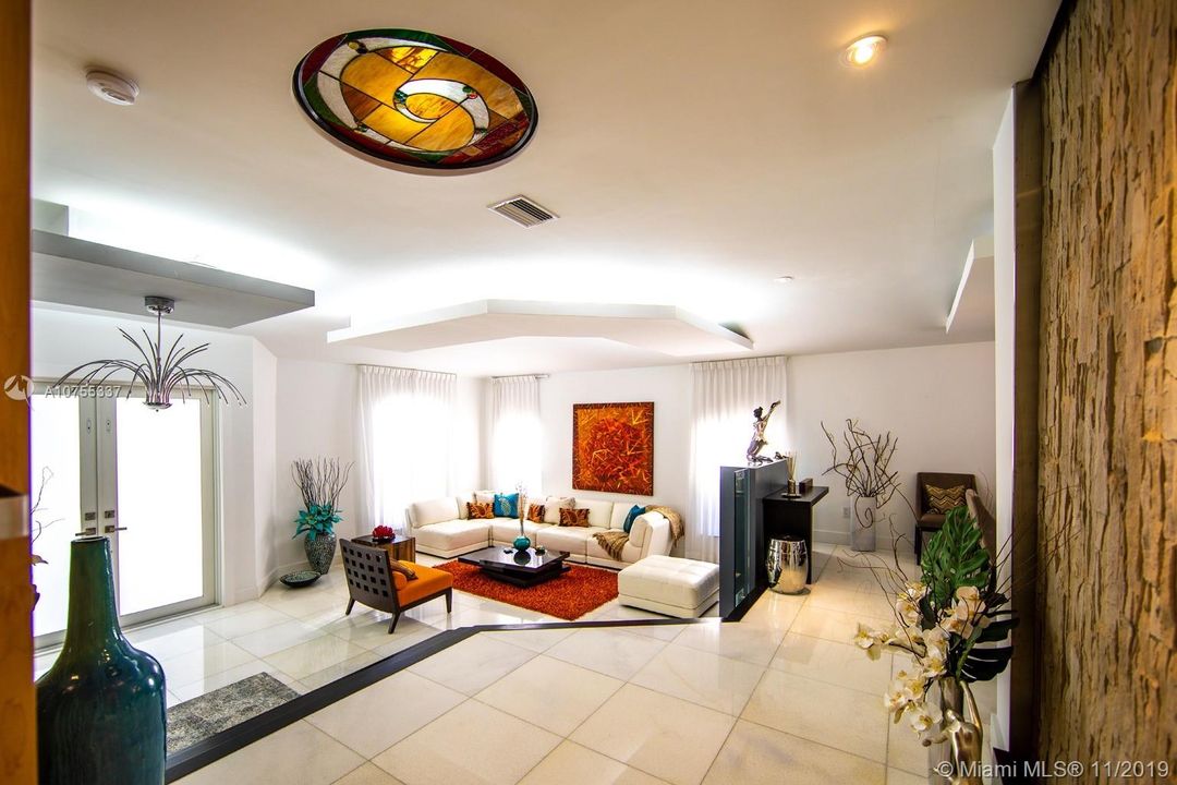 Vendido Recientemente: $1,489,000 (5 camas, 5 baños, 3080 Pies cuadrados)