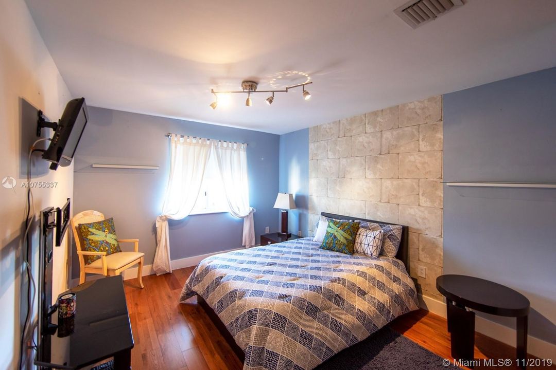 Vendido Recientemente: $1,489,000 (5 camas, 5 baños, 3080 Pies cuadrados)