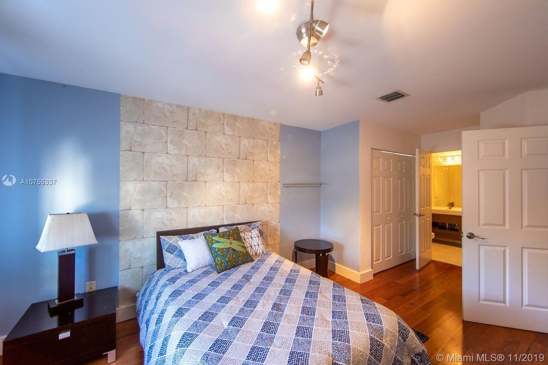 Vendido Recientemente: $1,489,000 (5 camas, 5 baños, 3080 Pies cuadrados)
