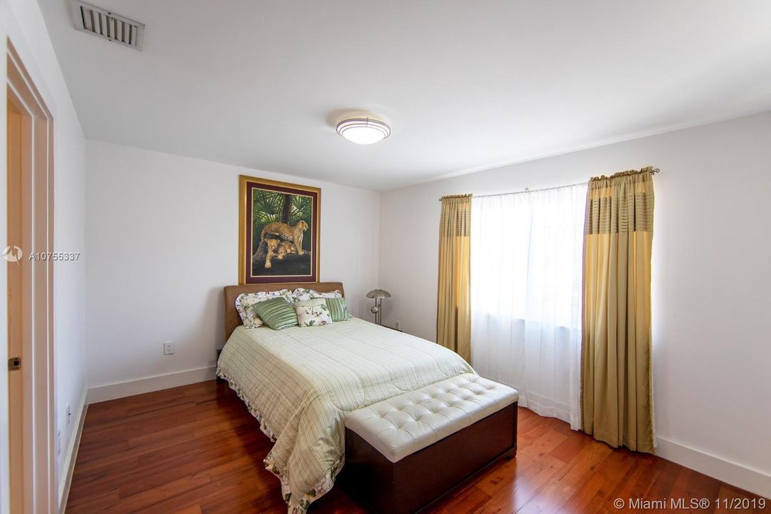 Vendido Recientemente: $1,489,000 (5 camas, 5 baños, 3080 Pies cuadrados)