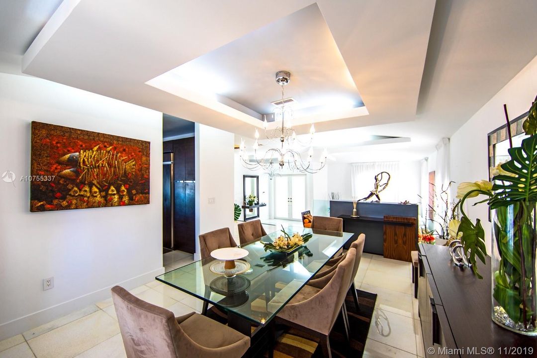 Vendido Recientemente: $1,489,000 (5 camas, 5 baños, 3080 Pies cuadrados)