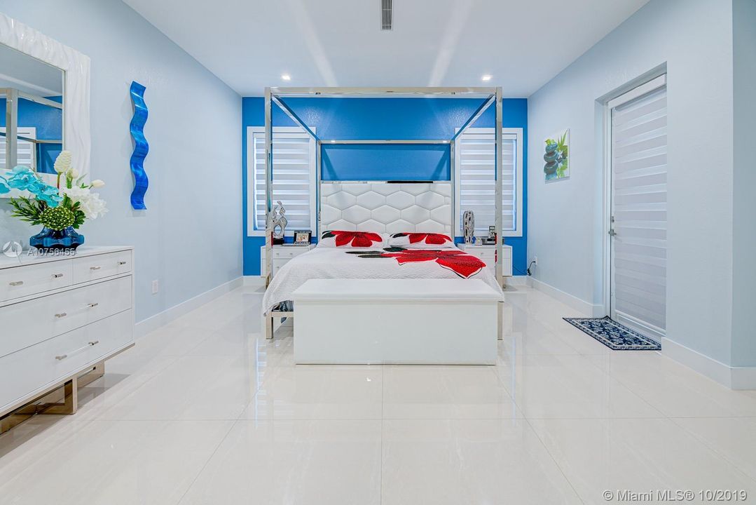 Recently Sold: $1,340,000 (3 beds, 4 baths, 2284 Square Feet)