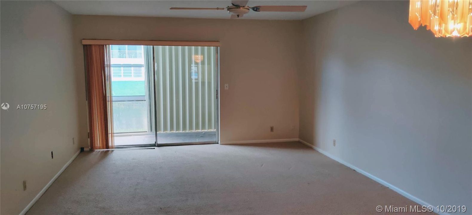 Vendido Recientemente: $83,500 (2 camas, 2 baños, 1000 Pies cuadrados)