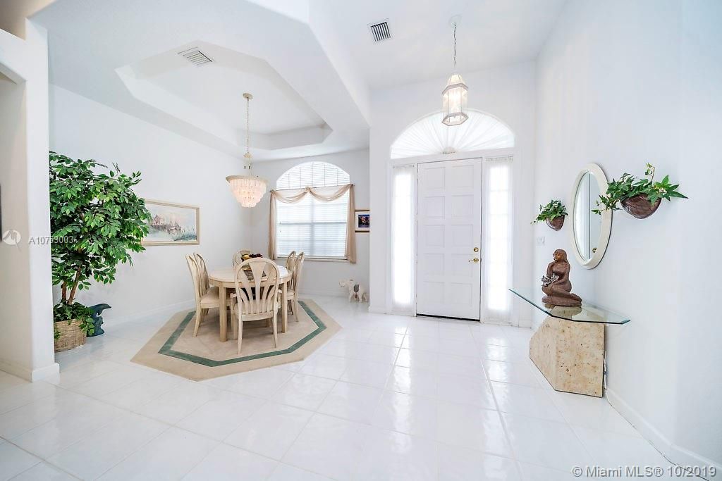 Vendido Recientemente: $1,450,000 (3 camas, 3 baños, 2732 Pies cuadrados)