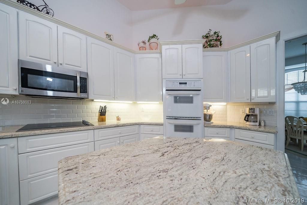 Vendido Recientemente: $1,450,000 (3 camas, 3 baños, 2732 Pies cuadrados)