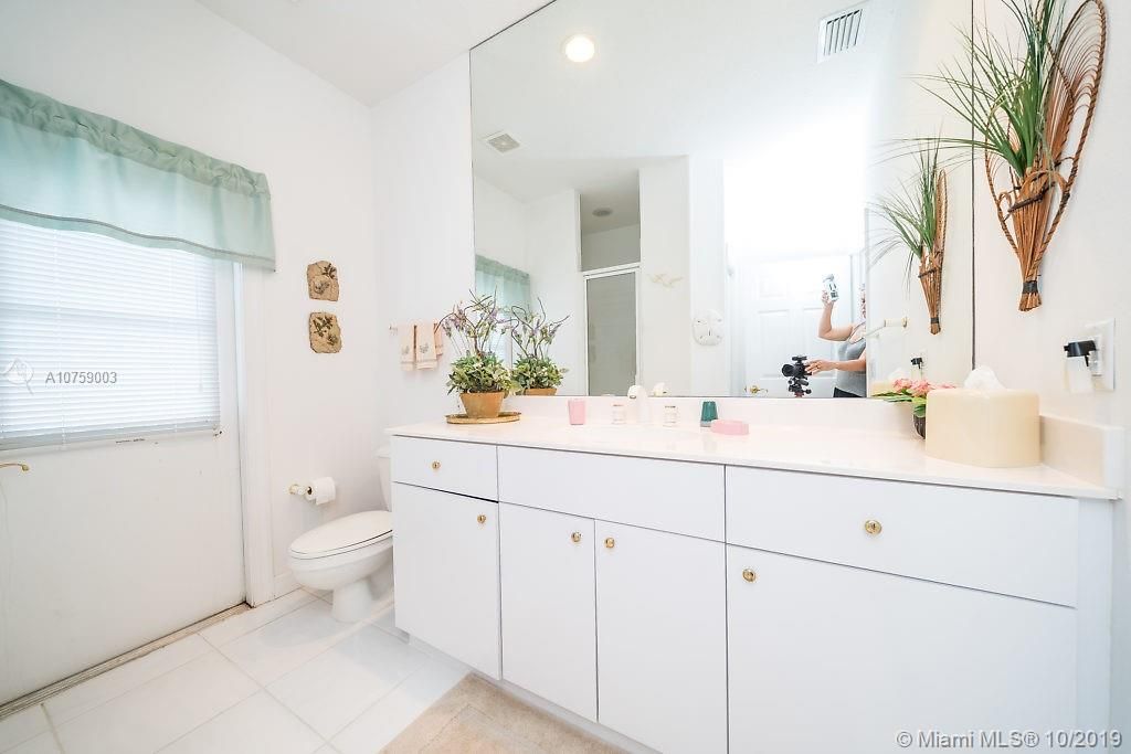 Vendido Recientemente: $1,450,000 (3 camas, 3 baños, 2732 Pies cuadrados)