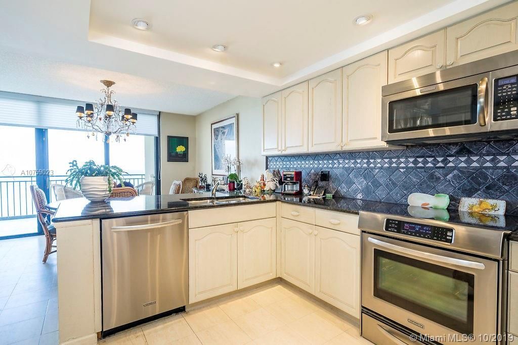 Recently Sold: $1,995,000 (3 beds, 3 baths, 3012 Square Feet)