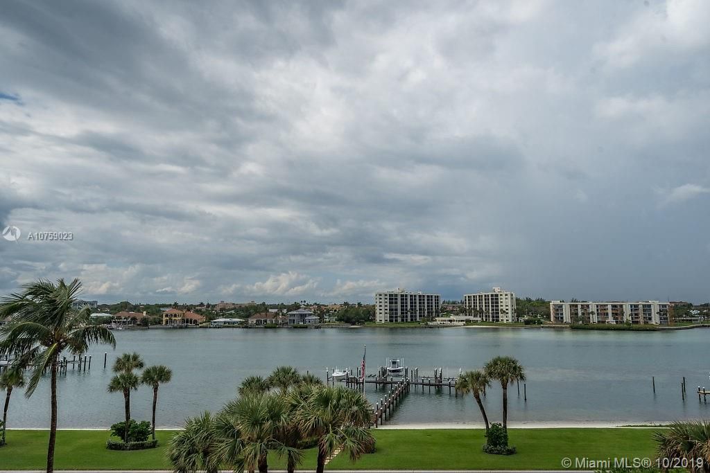 Recently Sold: $1,995,000 (3 beds, 3 baths, 3012 Square Feet)