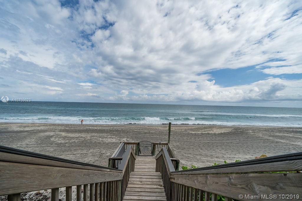 Recently Sold: $1,995,000 (3 beds, 3 baths, 3012 Square Feet)
