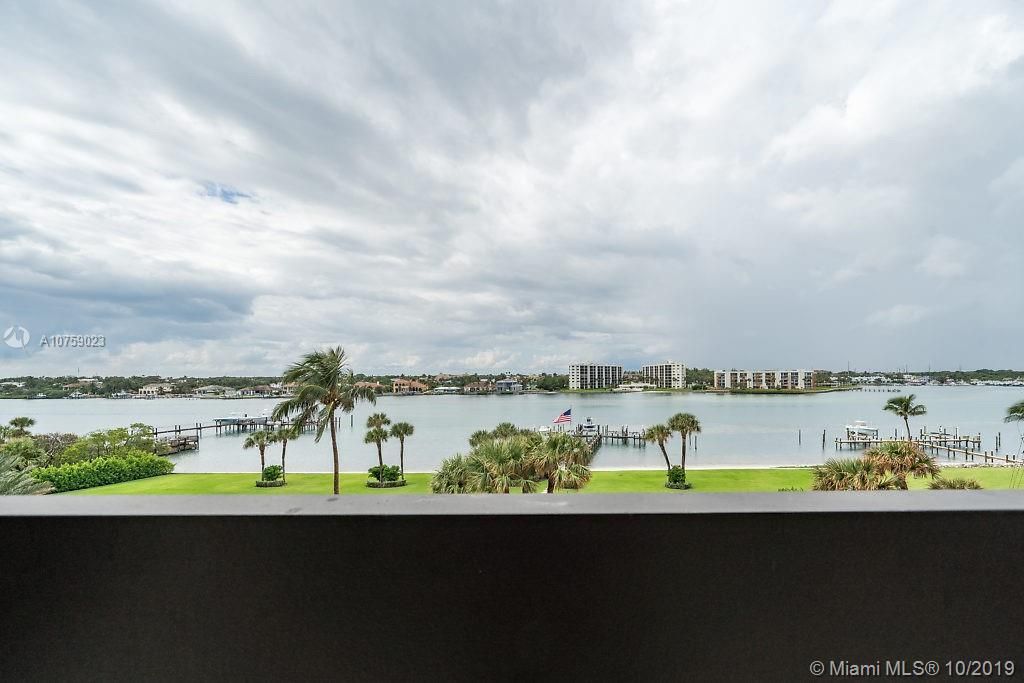 Recently Sold: $1,995,000 (3 beds, 3 baths, 3012 Square Feet)