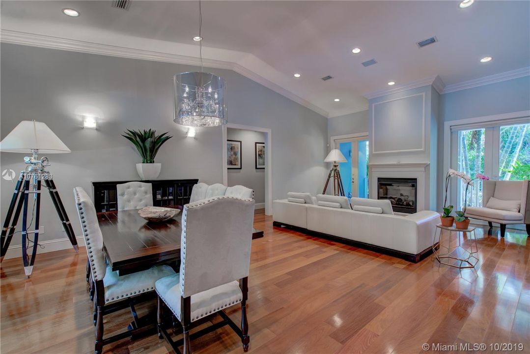 Vendido Recientemente: $1,895,000 (5 camas, 5 baños, 3346 Pies cuadrados)