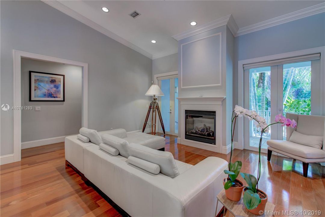 Vendido Recientemente: $1,895,000 (5 camas, 5 baños, 3346 Pies cuadrados)