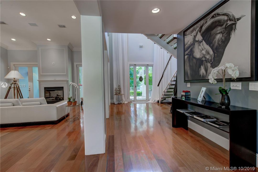 Vendido Recientemente: $1,895,000 (5 camas, 5 baños, 3346 Pies cuadrados)
