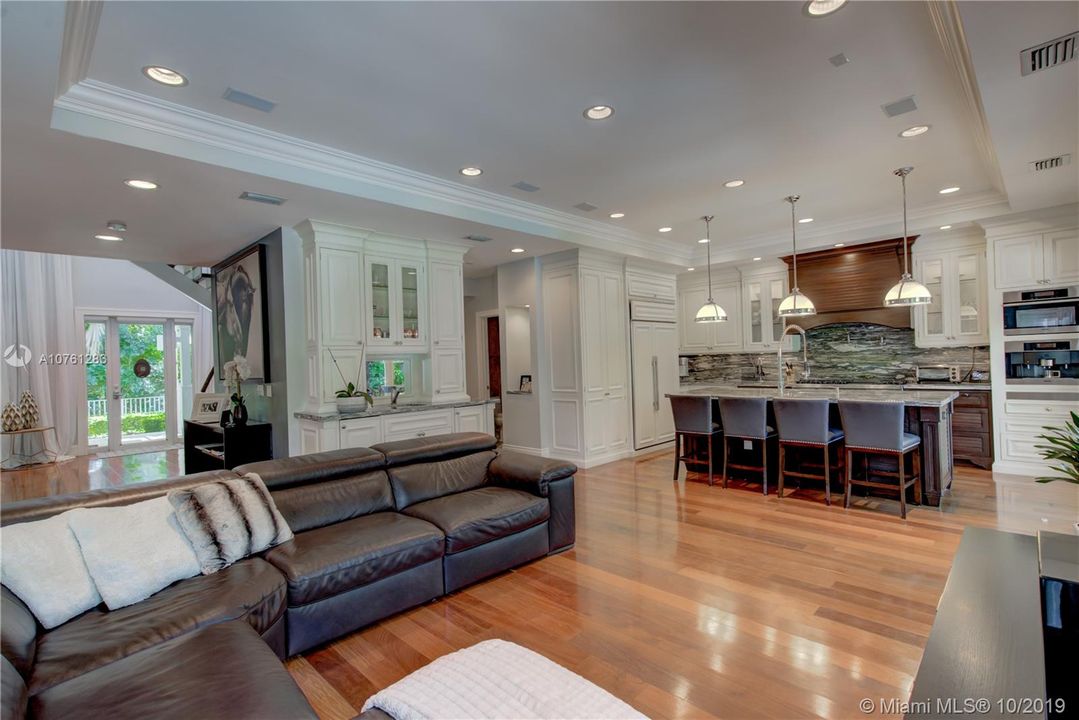 Vendido Recientemente: $1,895,000 (5 camas, 5 baños, 3346 Pies cuadrados)