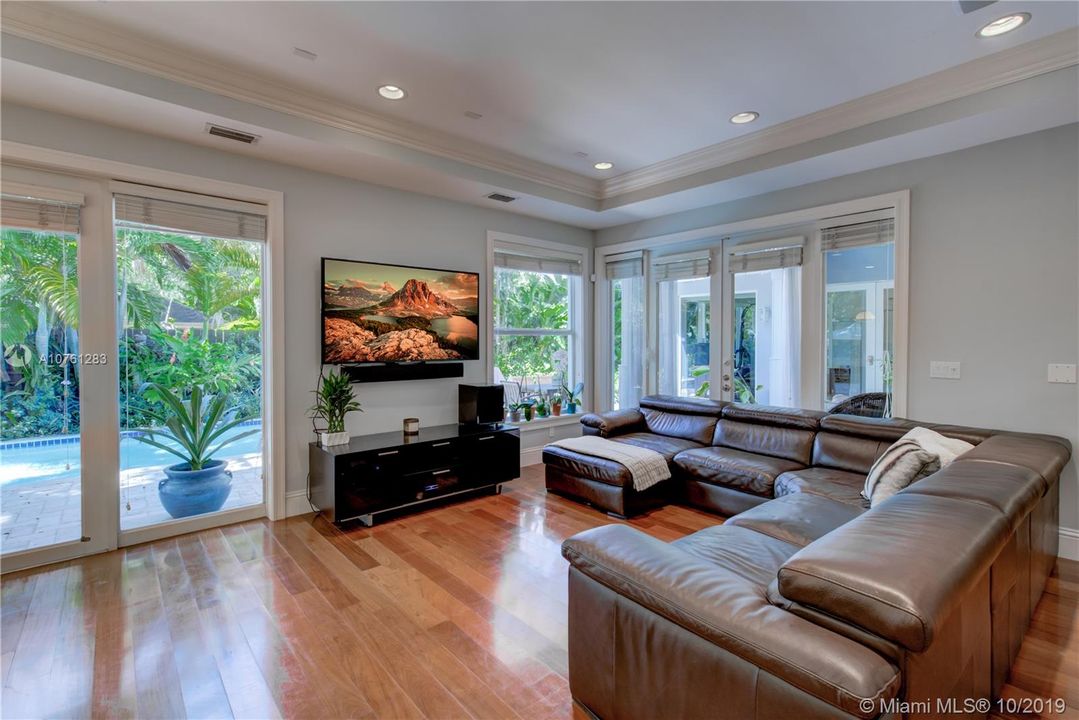 Vendido Recientemente: $1,895,000 (5 camas, 5 baños, 3346 Pies cuadrados)