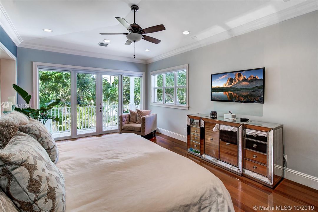 Vendido Recientemente: $1,895,000 (5 camas, 5 baños, 3346 Pies cuadrados)