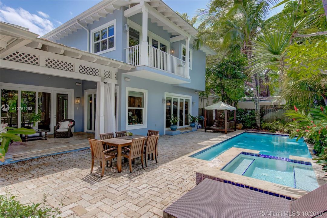 Vendido Recientemente: $1,895,000 (5 camas, 5 baños, 3346 Pies cuadrados)