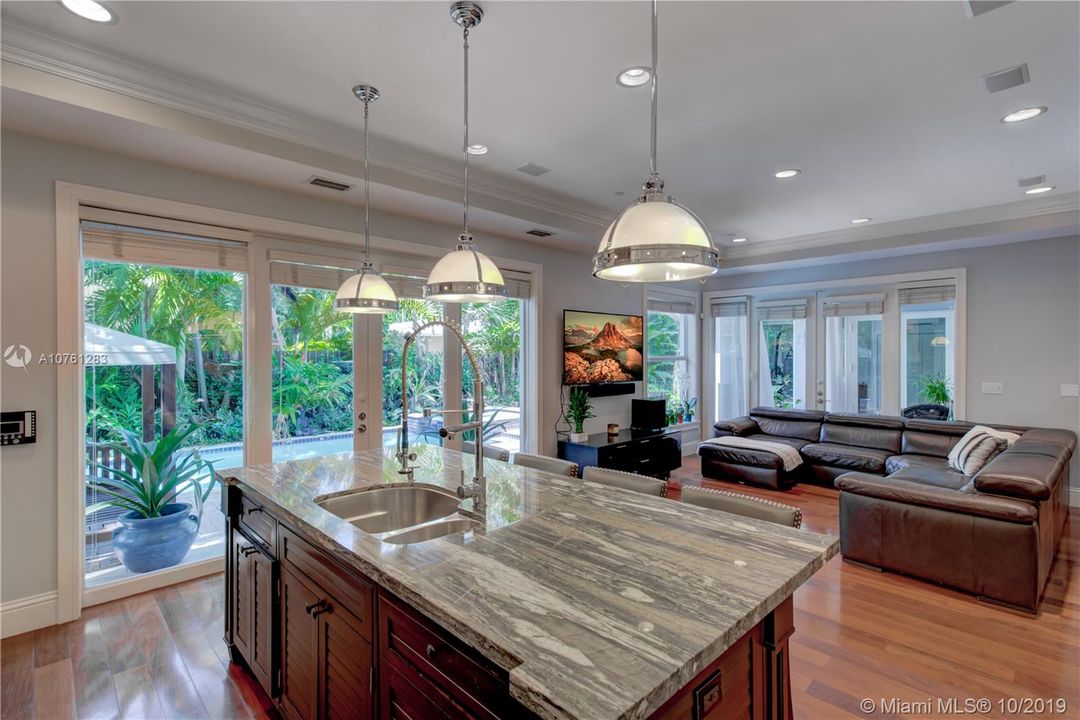 Vendido Recientemente: $1,895,000 (5 camas, 5 baños, 3346 Pies cuadrados)