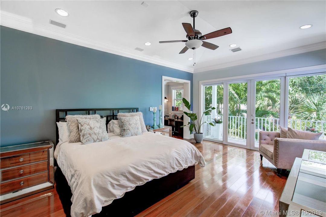 Vendido Recientemente: $1,895,000 (5 camas, 5 baños, 3346 Pies cuadrados)