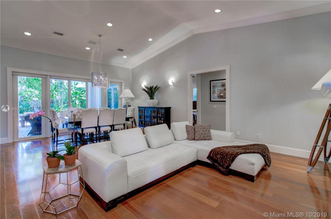 Vendido Recientemente: $1,895,000 (5 camas, 5 baños, 3346 Pies cuadrados)