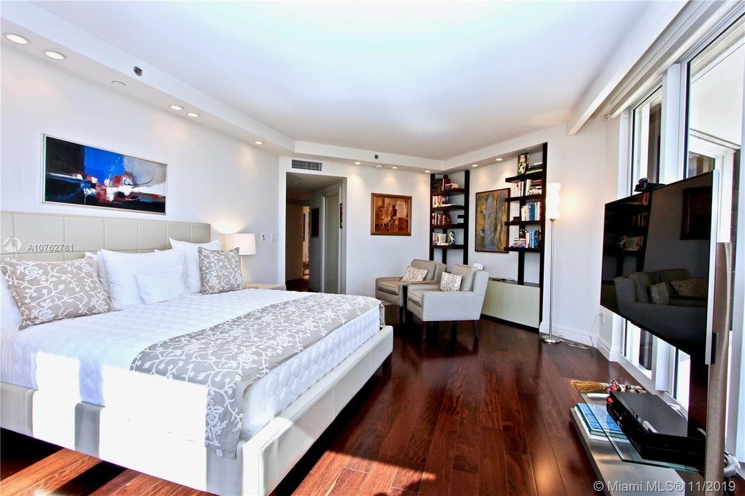 Recently Sold: $1,295,000 (3 beds, 3 baths, 3200 Square Feet)