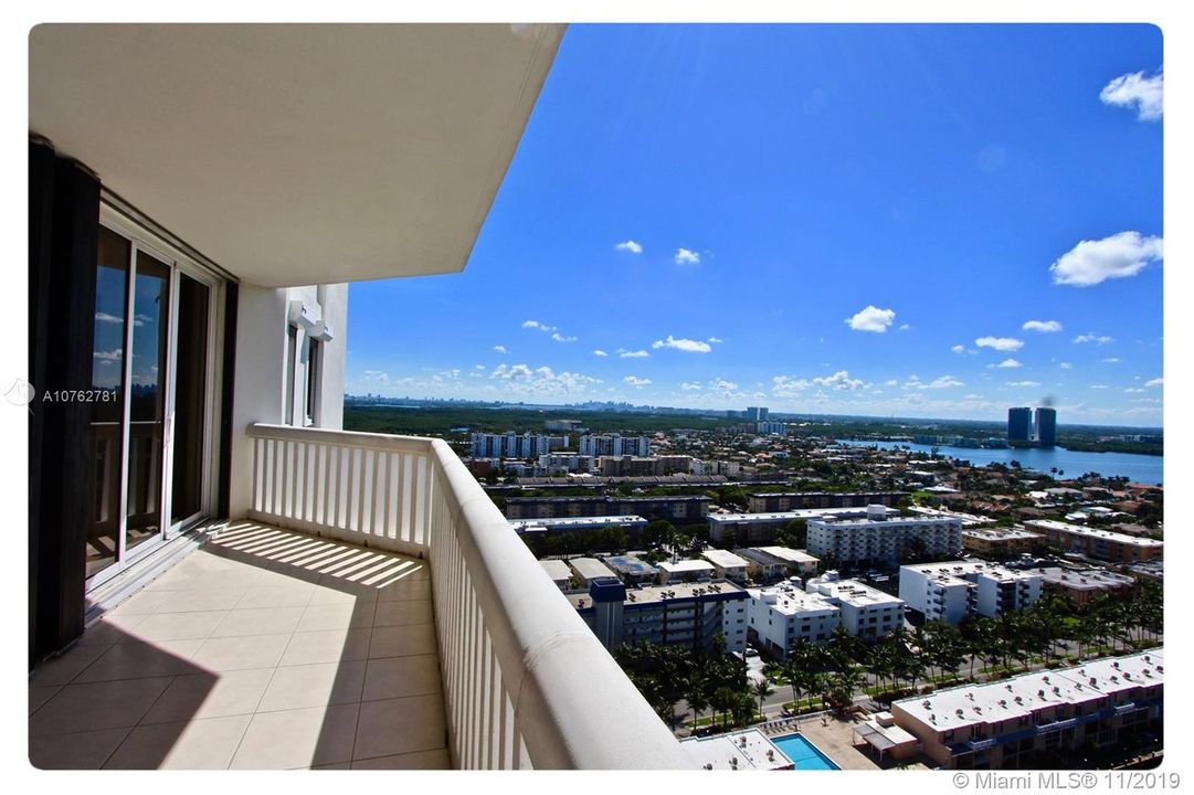 Recently Sold: $1,295,000 (3 beds, 3 baths, 3200 Square Feet)