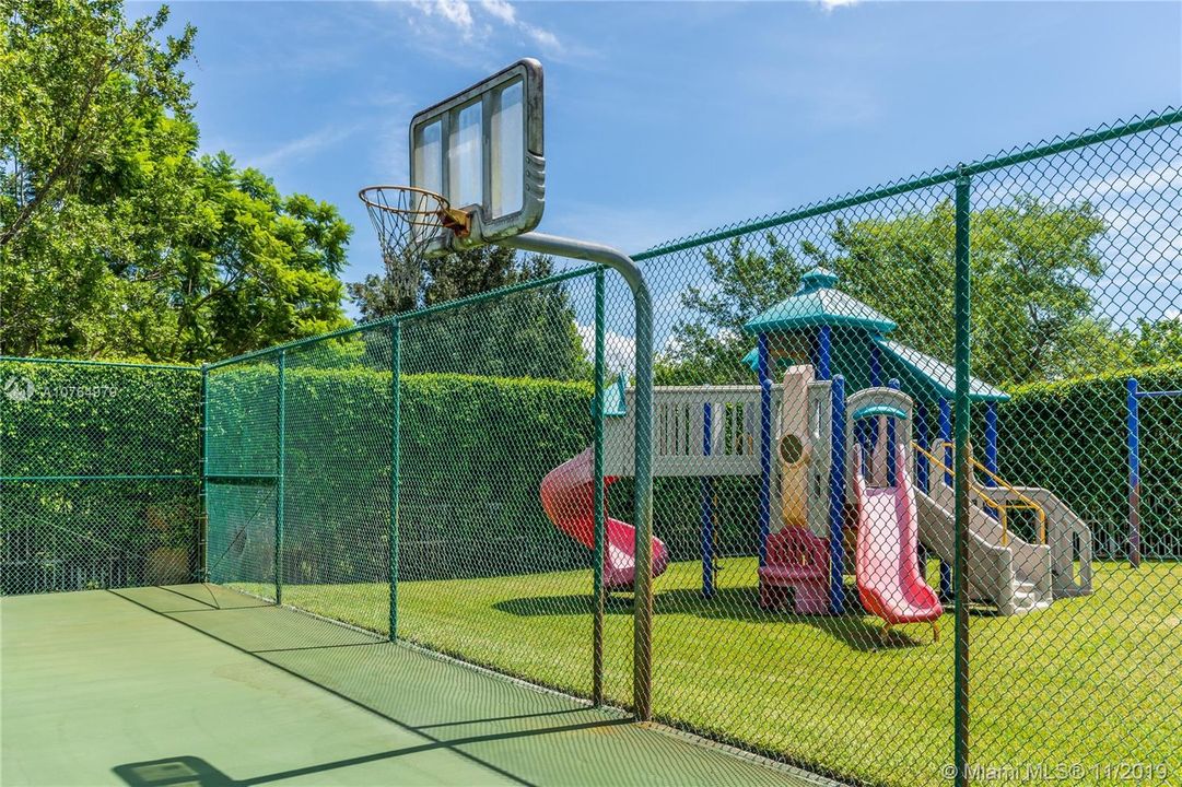 Vendido Recientemente: $1,750,000 (5 camas, 6 baños, 7488 Pies cuadrados)