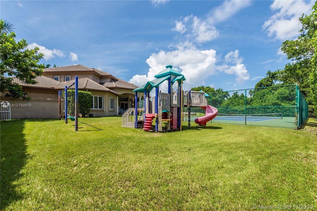 Vendido Recientemente: $1,750,000 (5 camas, 6 baños, 7488 Pies cuadrados)