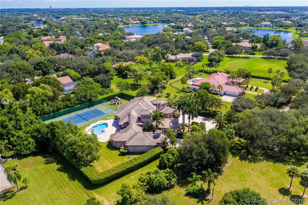 Vendido Recientemente: $1,750,000 (5 camas, 6 baños, 7488 Pies cuadrados)