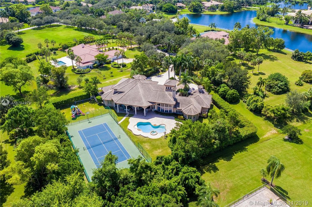 Vendido Recientemente: $1,750,000 (5 camas, 6 baños, 7488 Pies cuadrados)