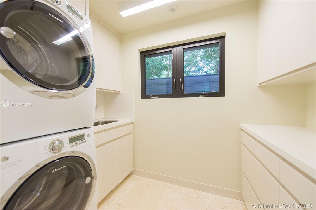 Recently Rented: $10,000 (3 beds, 3 baths, 3238 Square Feet)