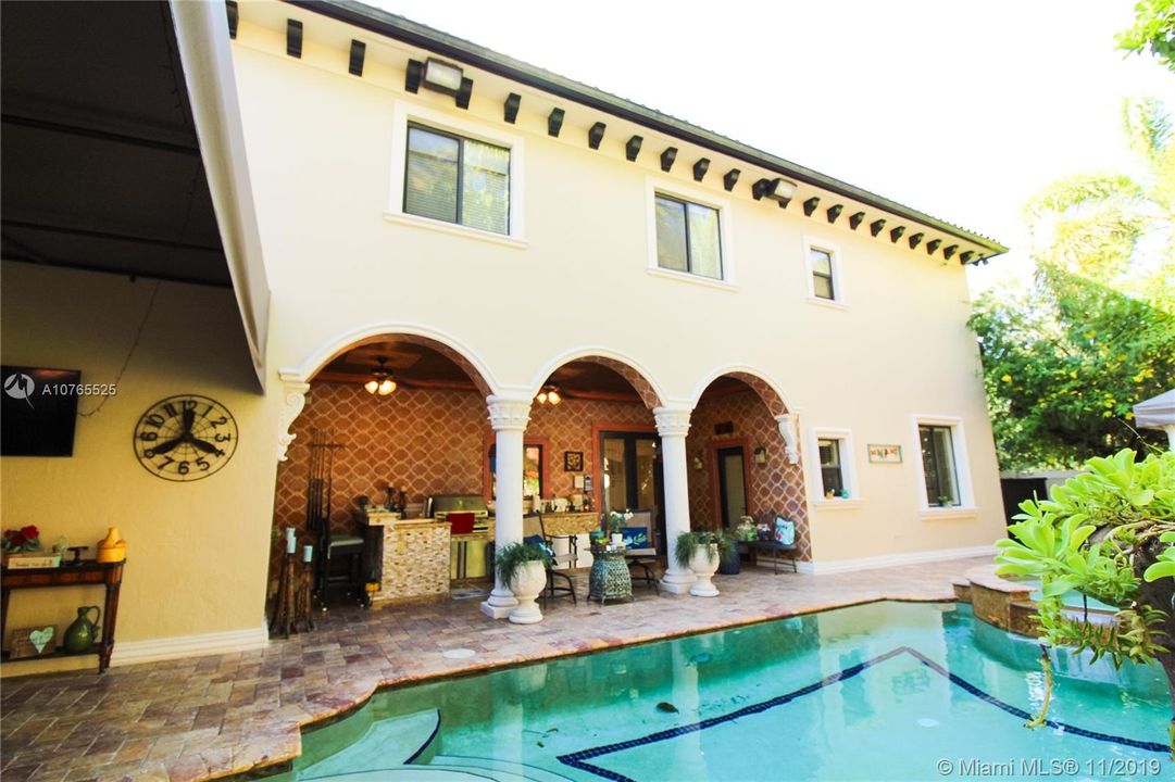 Vendido Recientemente: $949,500 (5 camas, 4 baños, 3933 Pies cuadrados)