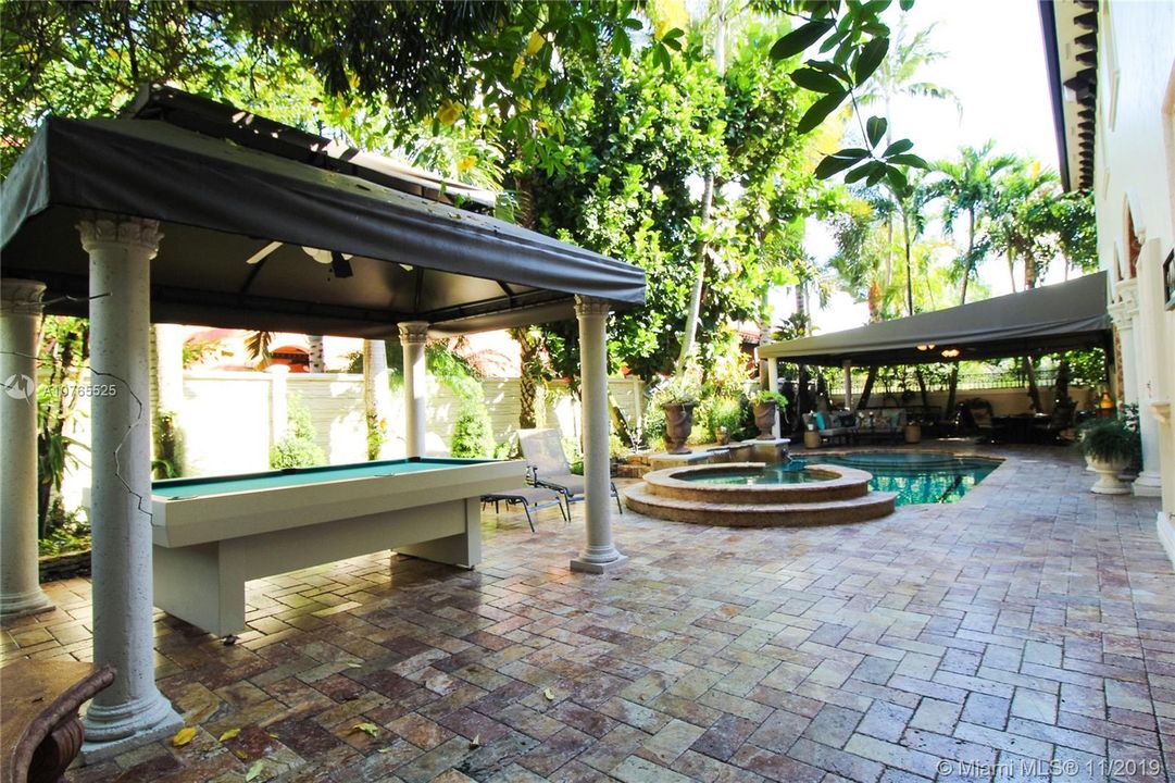 Vendido Recientemente: $949,500 (5 camas, 4 baños, 3933 Pies cuadrados)